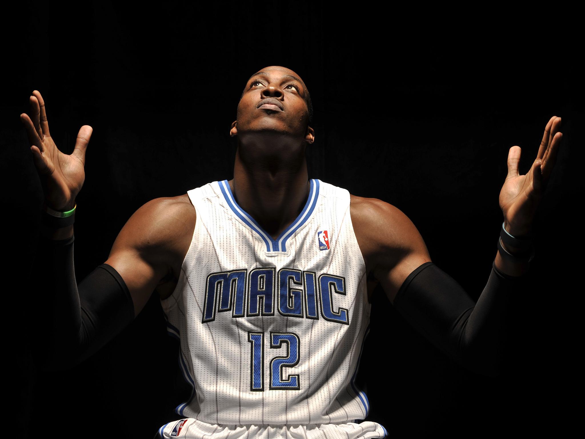 莱万：赛前准备中有很多地方没有做好；比赛场地简直像溜冰场（莱万直言：赛前准备问题不少，场地滑如溜冰场）