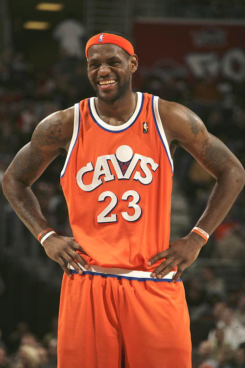 数据占优，拜仁对阿森纳5场不败，14次交手赢下8场（数据优势明显：拜仁近5次对阵阿森纳保持不败，14次交锋斩获8胜）