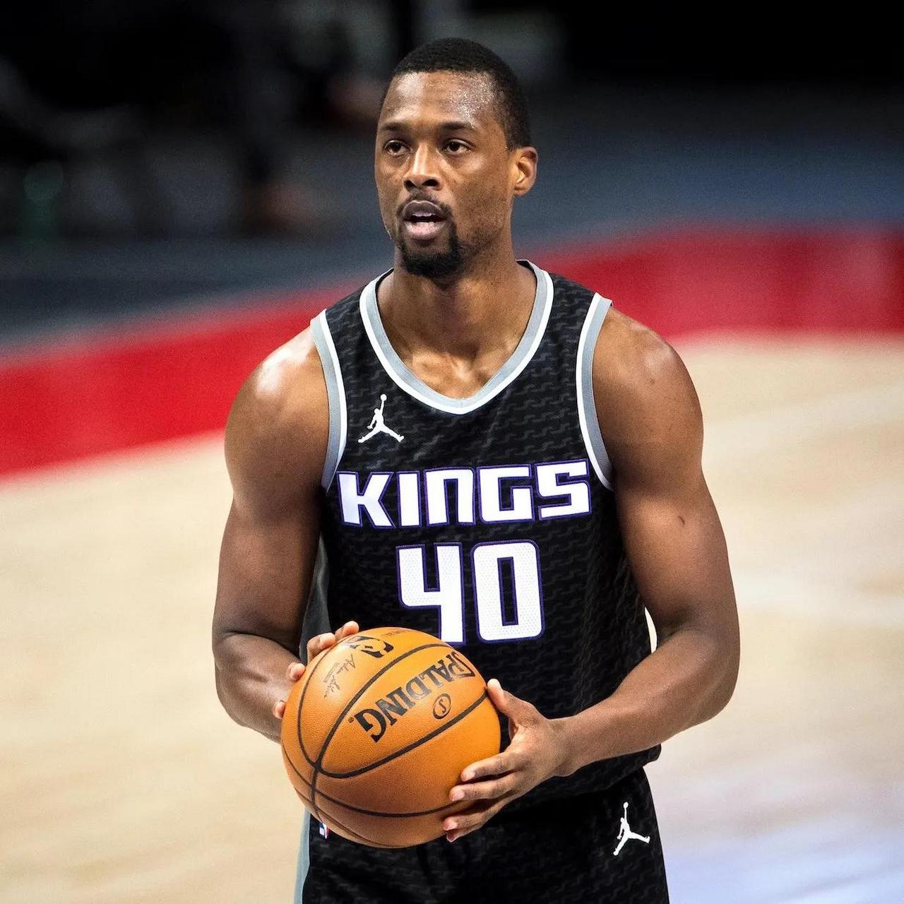 斯基拉：尤文正在研究冬窗签中卫，但补强中场依然是主要目标（斯基拉：尤文冬窗评估引进中卫，中场补强仍为首要任务）