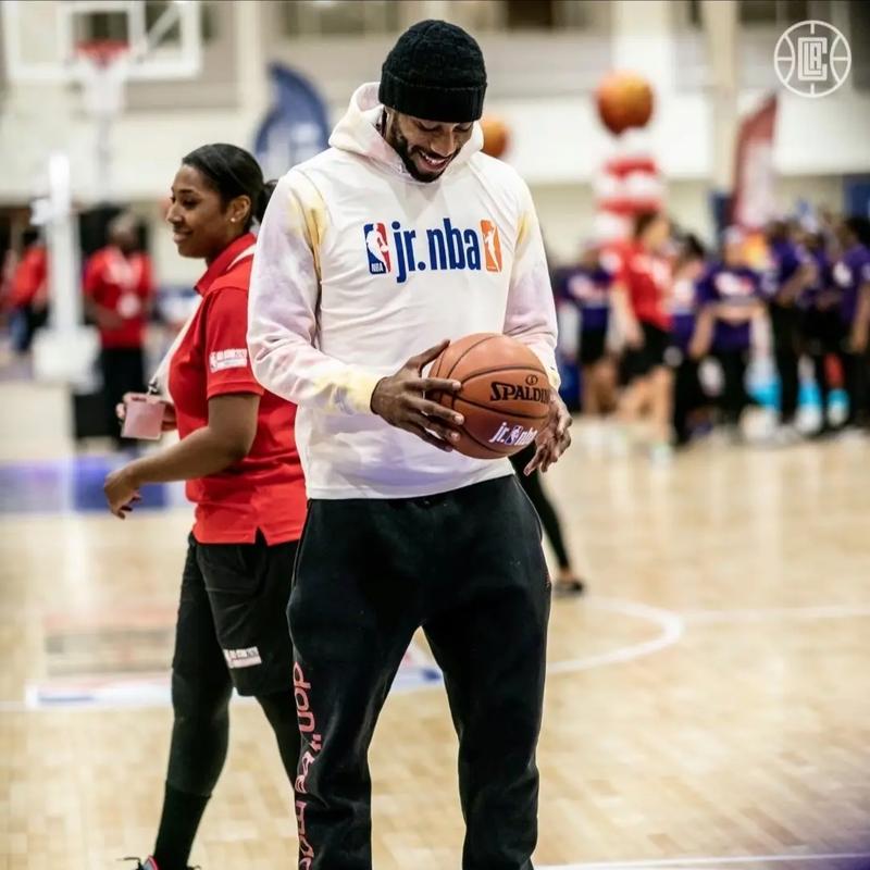 邮报：赫尔城客战斯托克城绝杀后挑衅主场球迷，引发双方冲突（邮报：赫尔城客场绝杀斯托克城后挑衅主队球迷，双方爆发冲突）