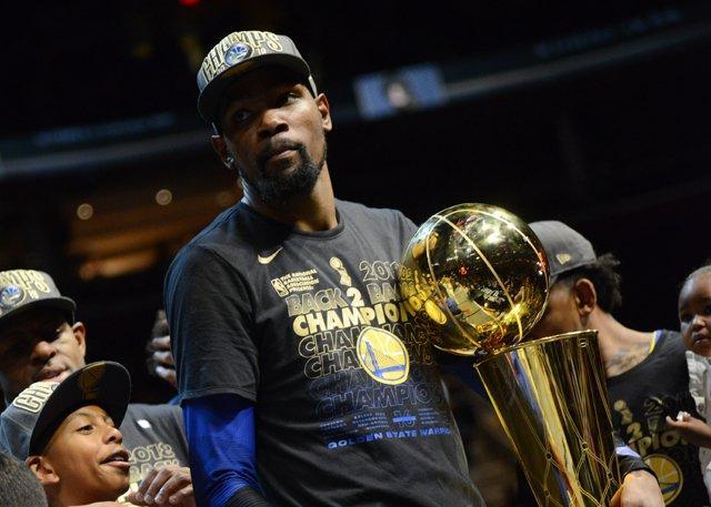 亚精英赛战报：陈威屡献神扑，海港0-0险平柔佛新山仍垫底（亚精英赛：陈威高接低挡，海港0-0逼平柔佛新山仍居垫底）