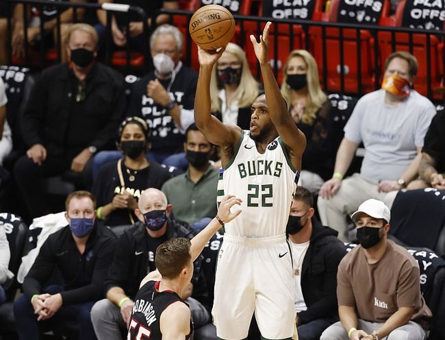 犯规太快！杨瀚森首节登场3分49秒领到第二次犯规被换下场（首节出战仅3分49秒，杨瀚森早早两犯被换下）